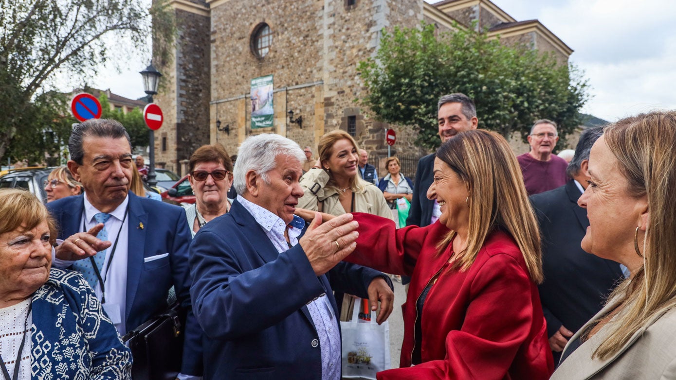 Buruaga saluda al presidentw de la Casa de Cantabria en Navarra, José Luis Merino