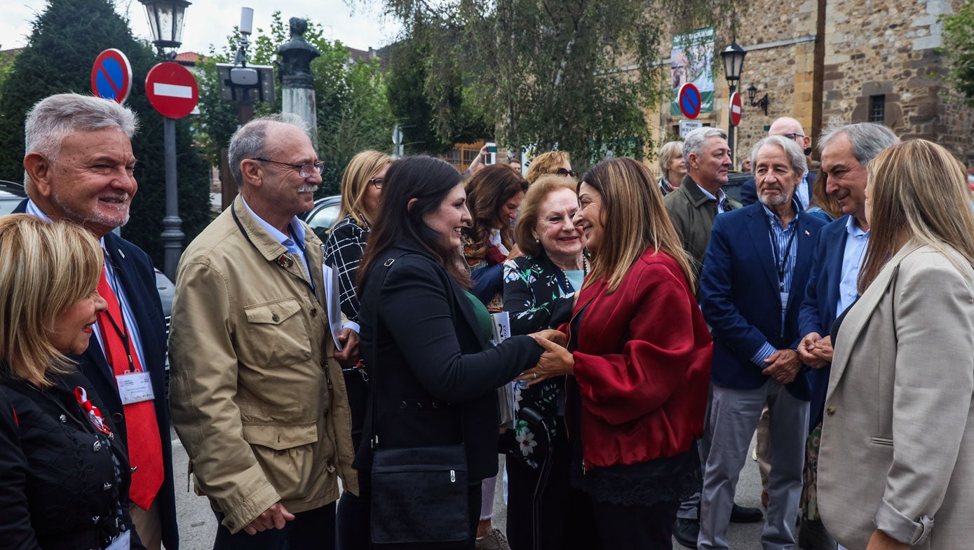 La presidenta con los repsonsables de la Casa de Cantabria en Chile