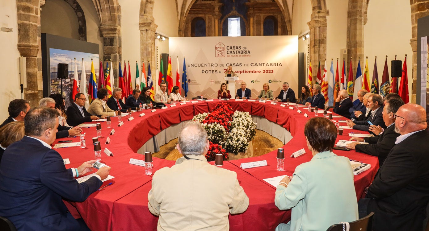 Durante la mañana se ha celebrado la Comisión Permanente de Casas de Cantabria, con la presencia de la consejera de Presidencia, Isabel Urrutia