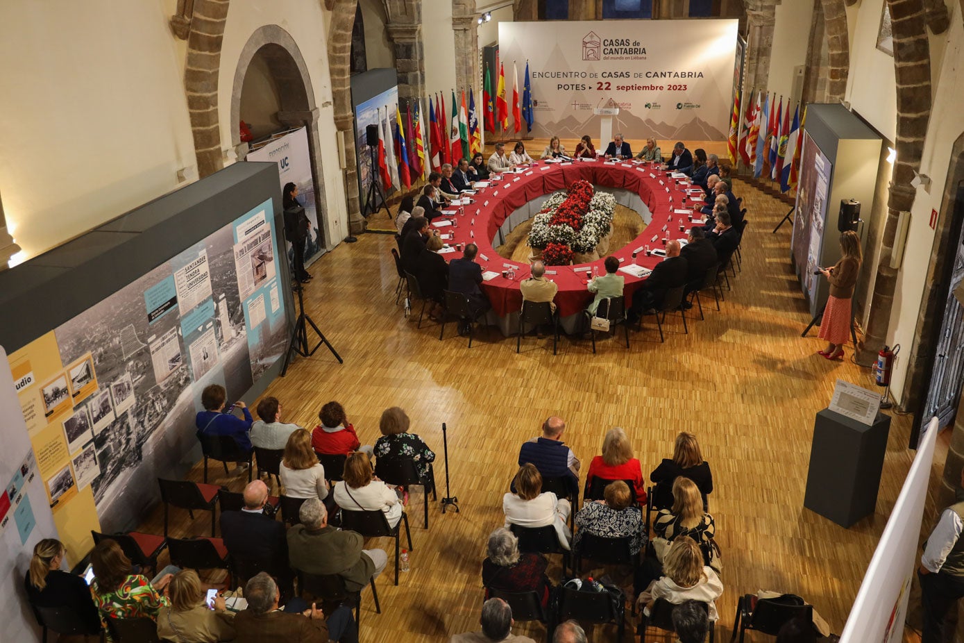 Junto a la presidenta y la consejera de Presidencia, el acto ha contado también con la presencia del consejero de Economía, Luis Ángel Agüeros; la presidenta del Parlamento de Cantabria, María José González Revuelta; el alcalde de Potes, Francisco Javier Gómez Ruiz, y de los núcleos de la comarca lebaniega.