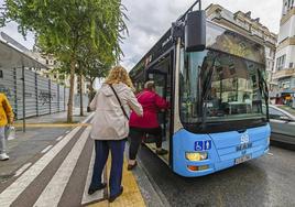 Dos viajeras, este viernes, suben al autobús en el Día sin Coche en Santander.