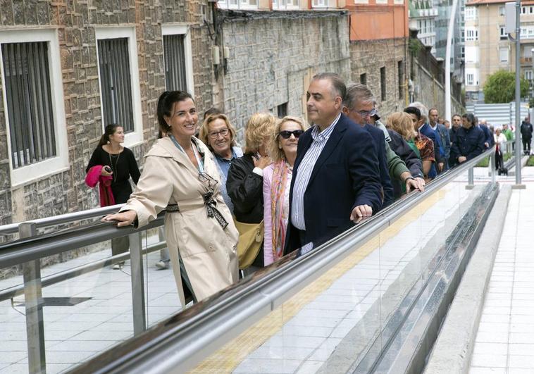 La alcaldesa de Santander, Gema Igual, junto al consejero de Fomento, Roberto Media, en la inauguración del nuevo itinerario mecánico de Canalejas.