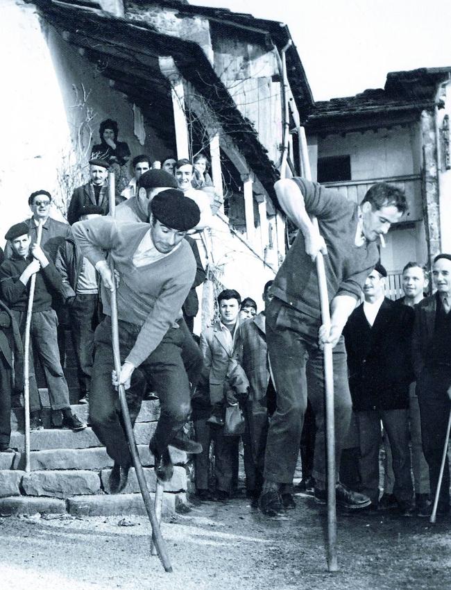 Dos jóvenes practicando el salto pasiego.