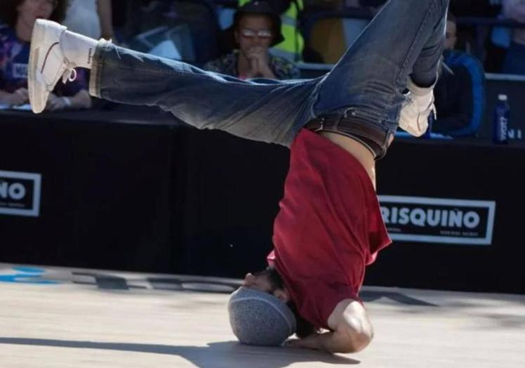 BBoy Bhera durante una de sus coreografías.