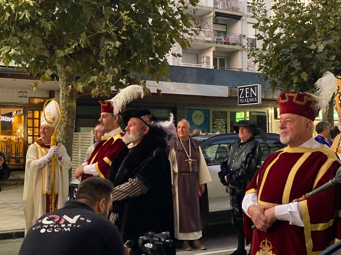 El monarca Carlos V paseando por Laredo acompañado de su séquito real