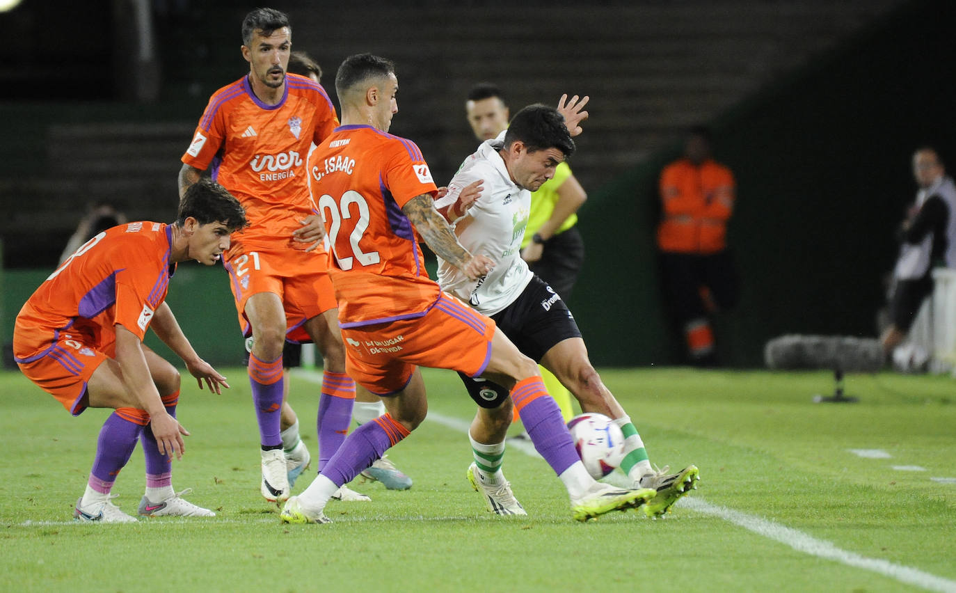 Aldasoro, rodeado de rivales durante el partido. 