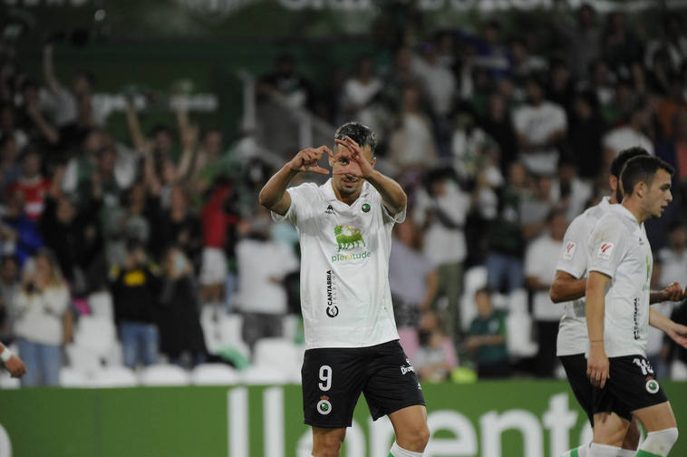 Andrés Martín celebra el segundo gol racinguista.