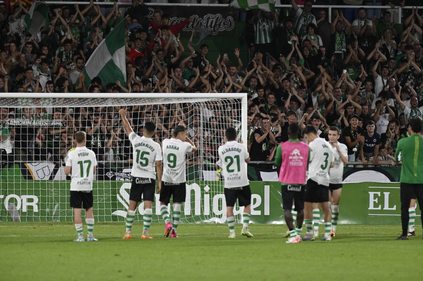 Los jugadores del Racing  saludan a la Gradona