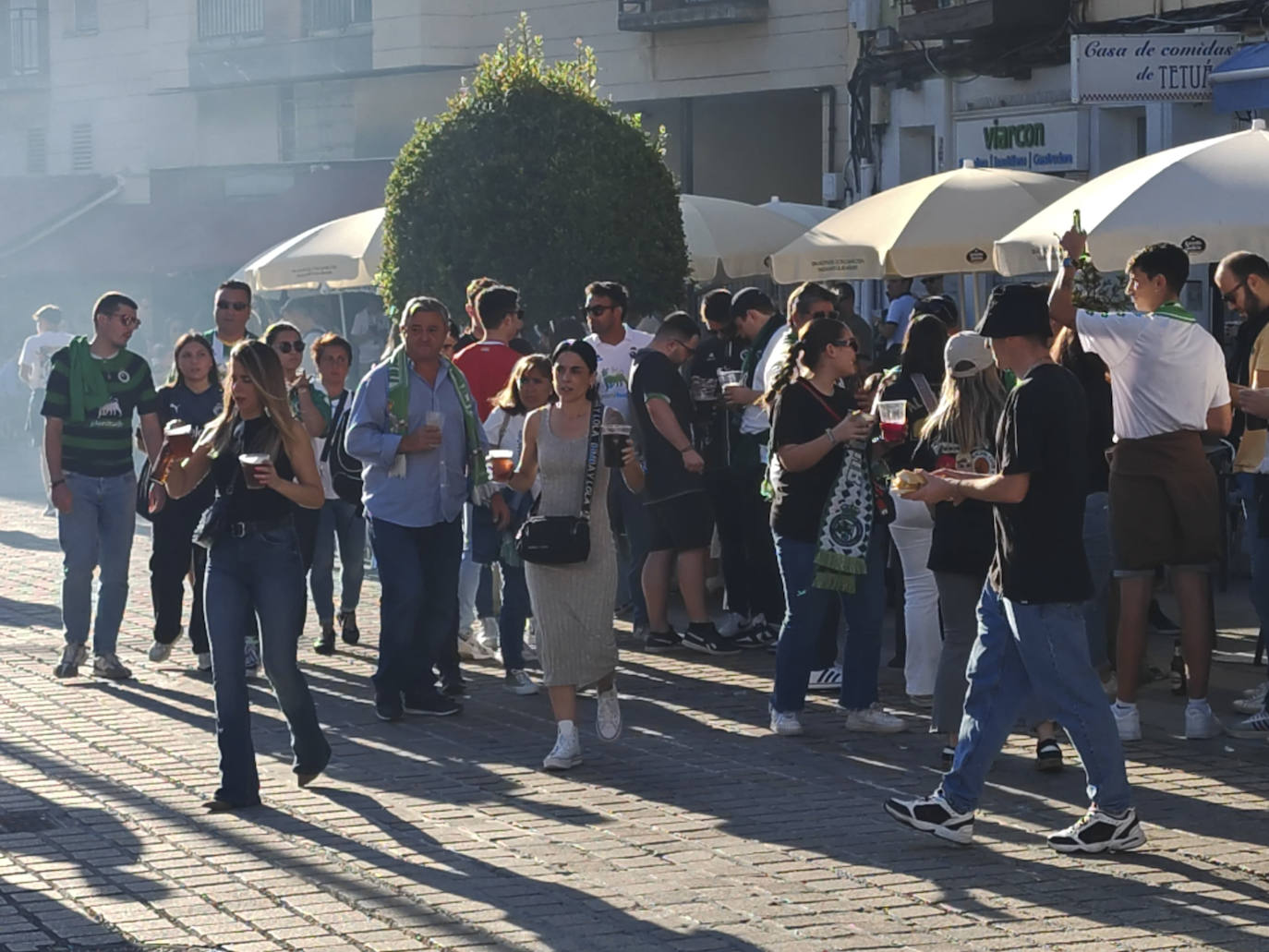 Varios centenares de aficionados disfrutaron de comida y sobremesa en el barrio que ya han hecho suyo los racinguistas