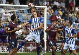 Javi Delgado, en el centro, y Saúl, a la derecha, durante un partido de la Gimnástica