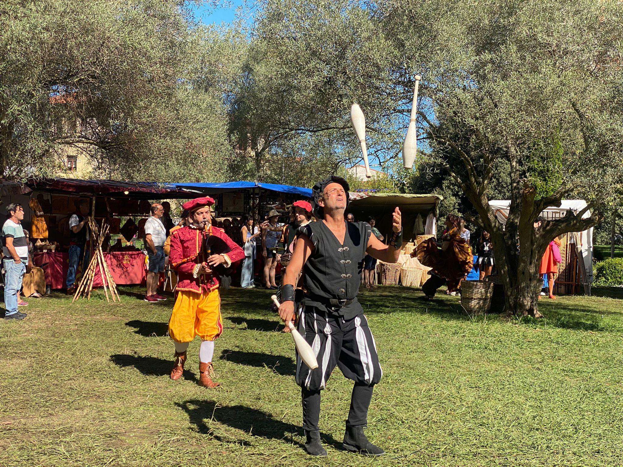 Acrobacia en la Alameda Miramar con trajes de época