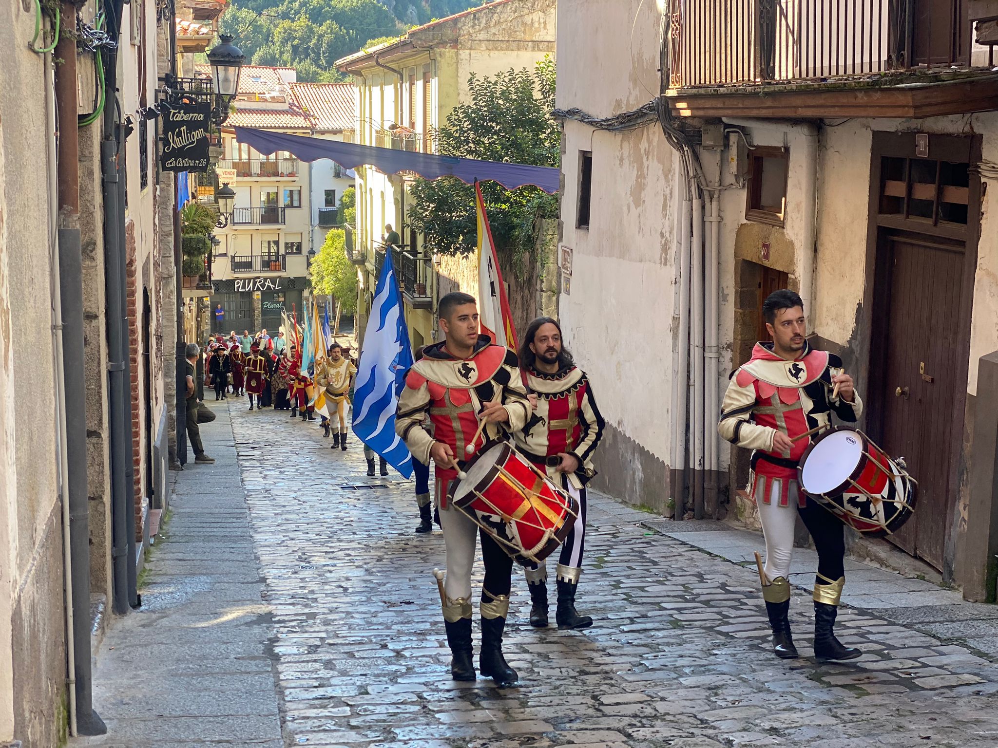 El séquito real anunciando la llegada a Santa María del Emperador Carlos V