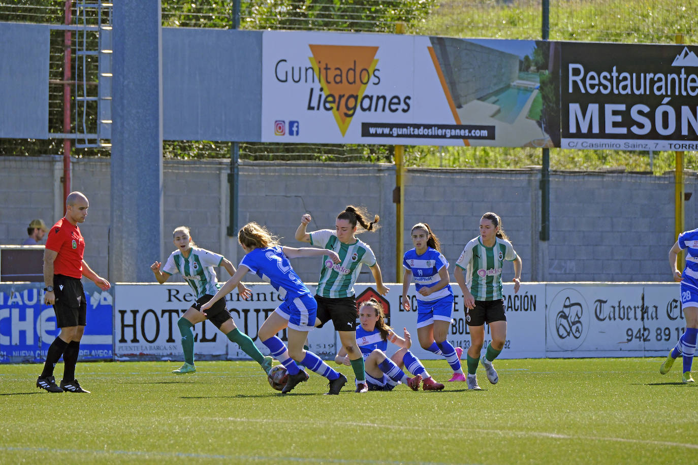 Paula Ransanz controla el balón en el centro del campo. 