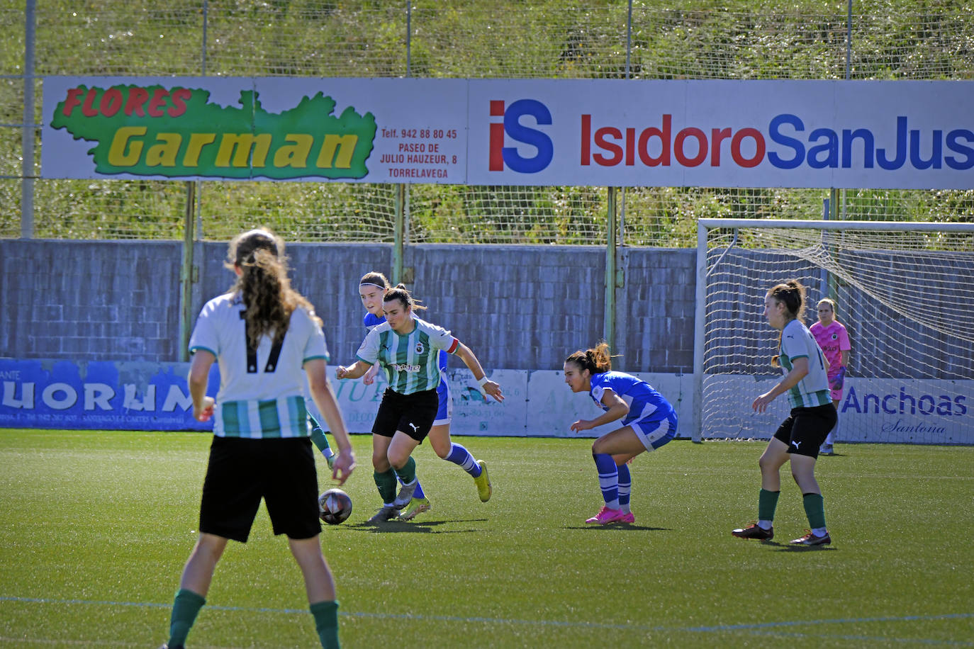 Marina saca el balón desde atrás en un lance del partido. 