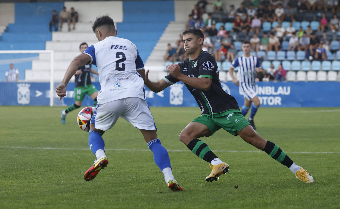 Mario García trata de frenar el avance de Rasines. 