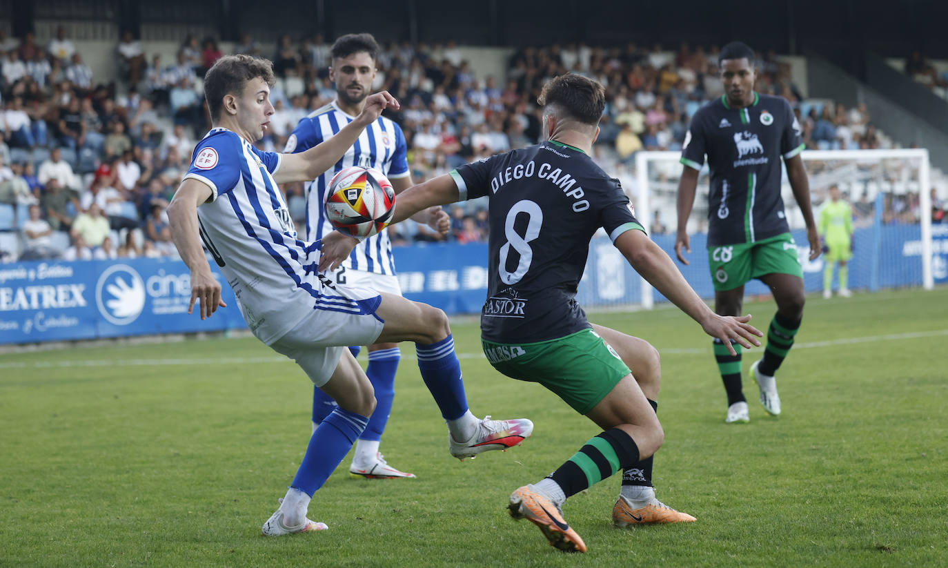 Basurto y Diego Campo en plena pugna por el balón, en presencia de Rasines y Jeremy. 