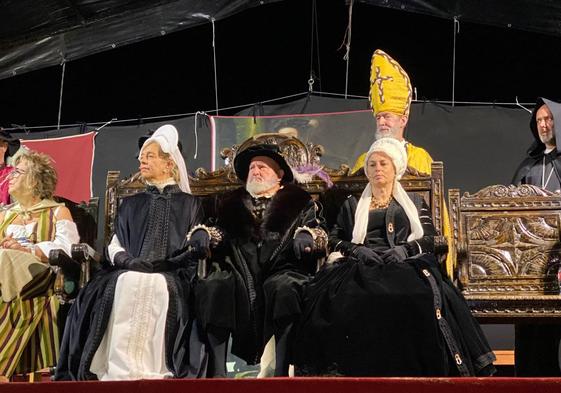 El emperador Carlos V flanqueado por sus hermanas, en el palco de autoridades.