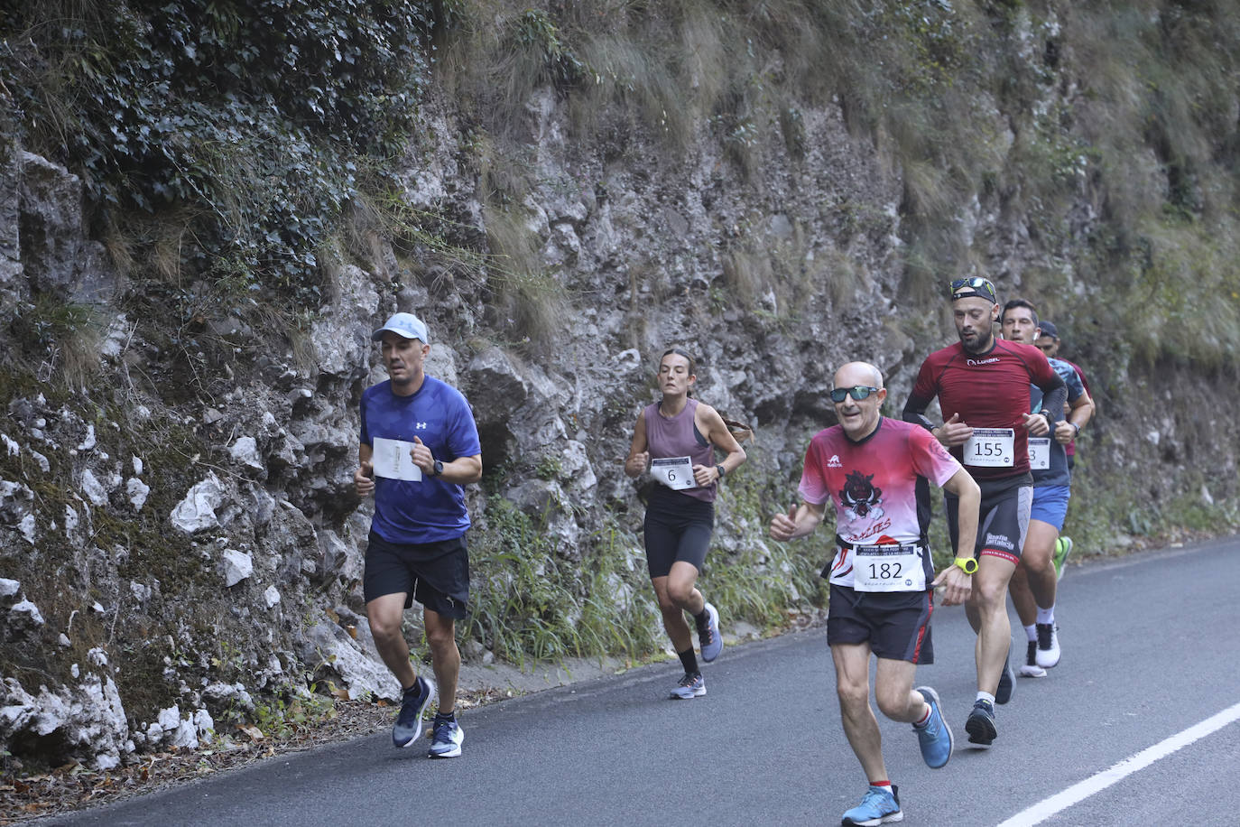 Hombres y mujeres aceptaron el reto de los 28,5 kilómetros de la prueba. 