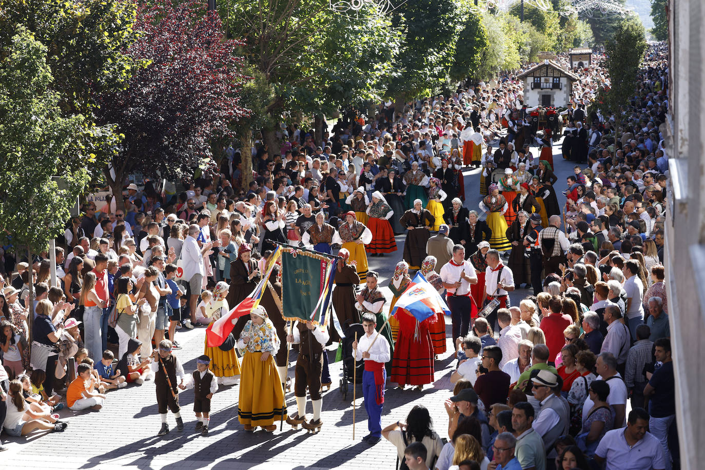 Las rondas y los grupos de danzas animaron el desfile