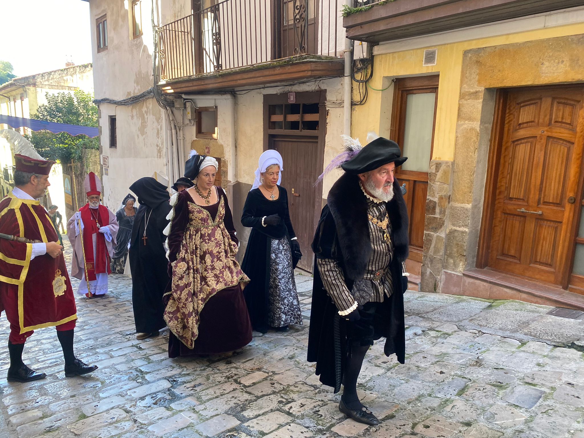 El Emperador accediendo con sus hermanas a Santa María por la Puebla Vieja. 