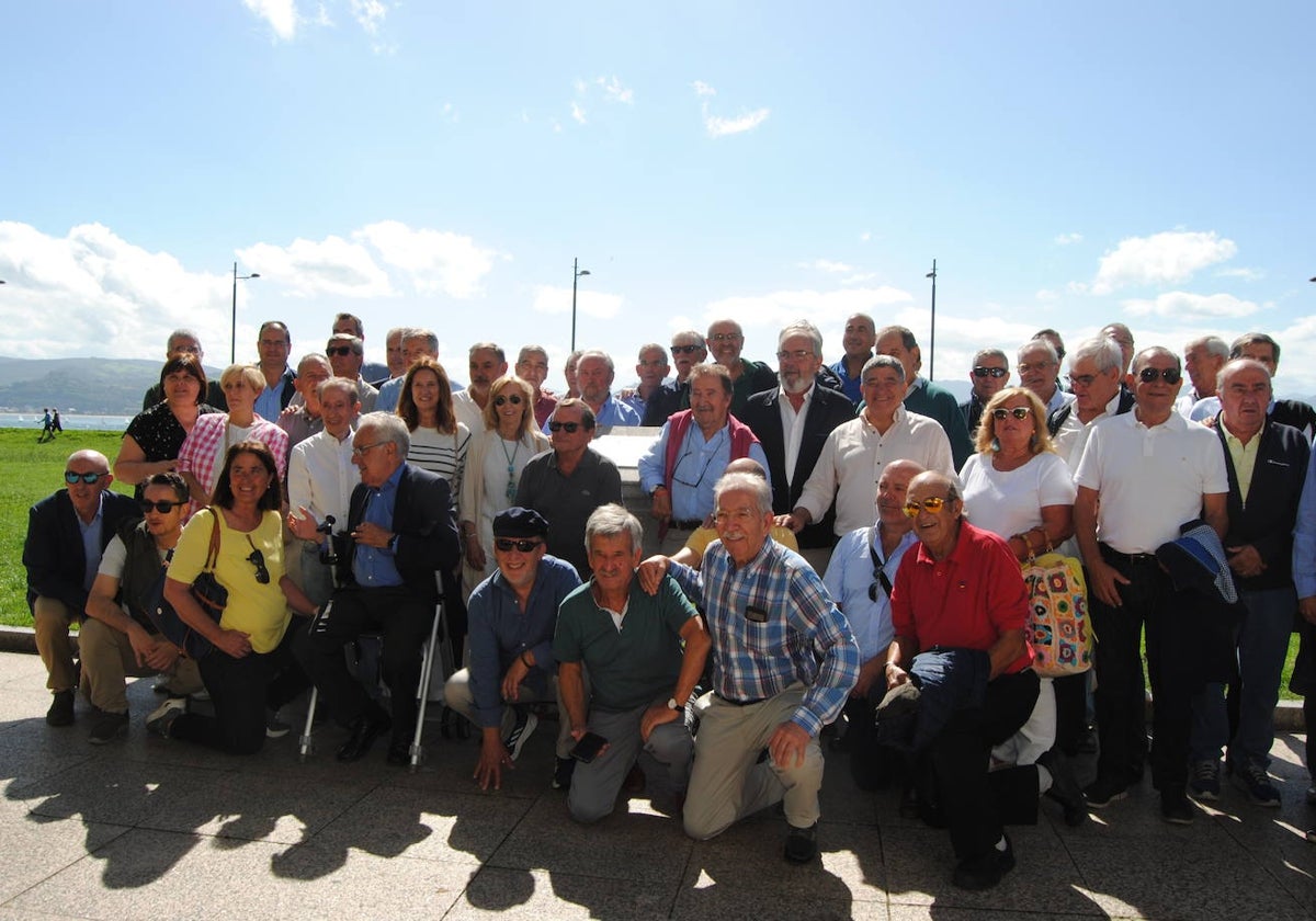 Antiguos alumnos del Patronato junto al monolito descubierto.