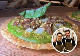 En la imagen una pizzeta con crema de acelgas. A la derecha, los propietarios del restaurante Katsuko Nakamura y Óscar Ferreras.