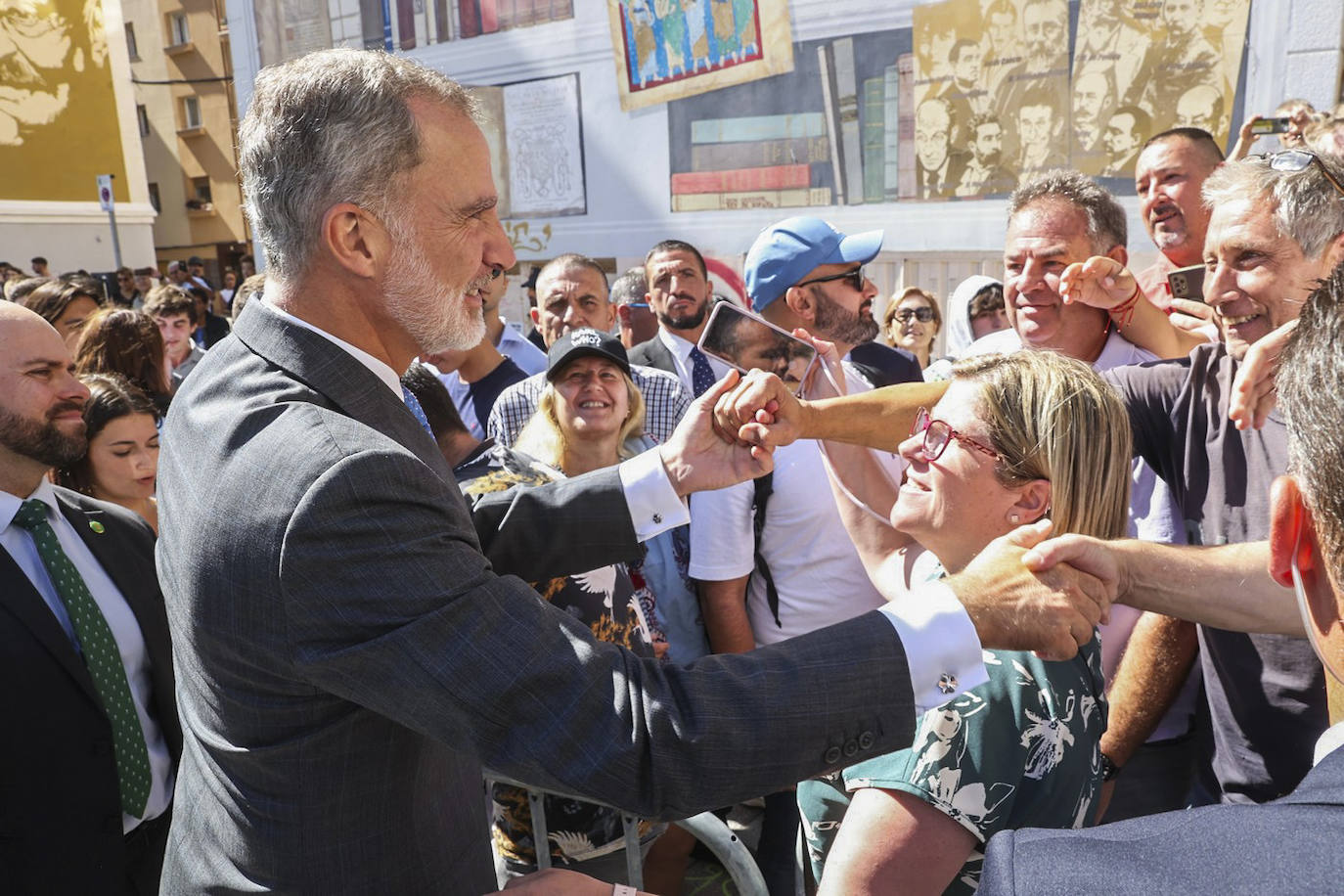 A la salida del acto, los santanderinos le mostraron su cariño.