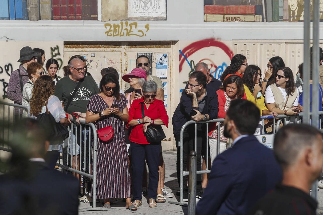 La visita del monarca a Santander ha generado la misma expectación de siempre. Casi una hora antes de que comenzara el acto había numeroso público esperando en la zona.