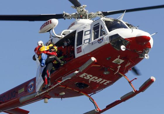 Maniobras del helicóptero permanente del Gobierno de Cantabria.