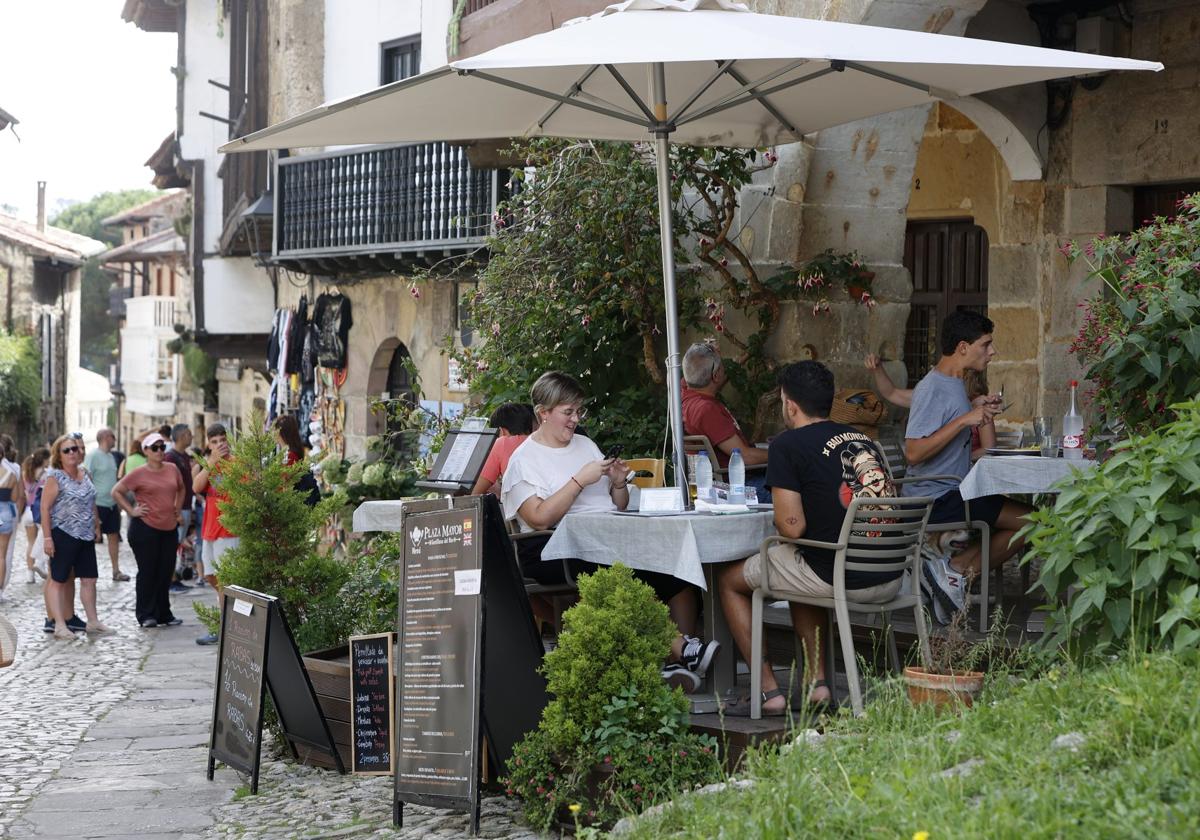 Turistas en una terraza en Santillana del Mar.