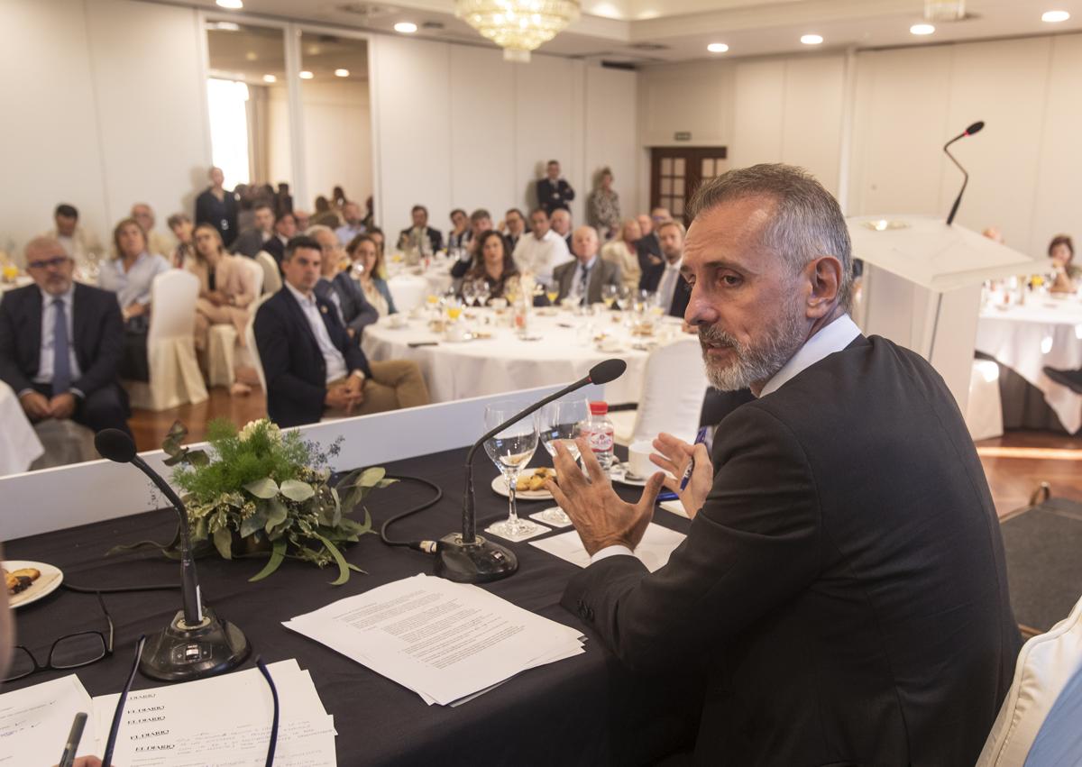 Imagen secundaria 1 - «Cantabria va a un paso avanzado para desarrollar una industria de Defensa»