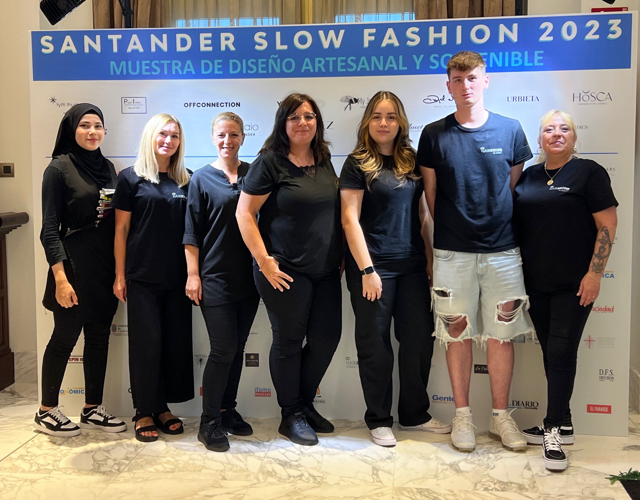 El equipo de maquilladores y peluqueros de la Academia Hairkrone de Santander. De izquierda a derecha, Sidra Alaloush, Iryna Yezhkun, Pilar Posada, Rosa Saiz, Isaura Juliana Patiño, Víctor López y María Azucena Jiménez.