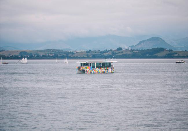 El barco Bahía de Santander se ha convertido en un atractivo más de la ciudad.