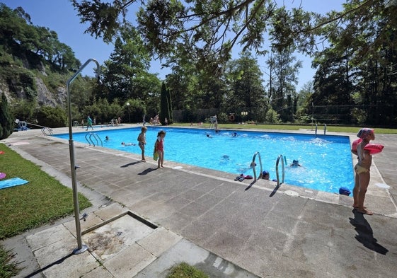 Los pequeños disfrutan de la piscina de Casar de Periedo en una tarde de verano.