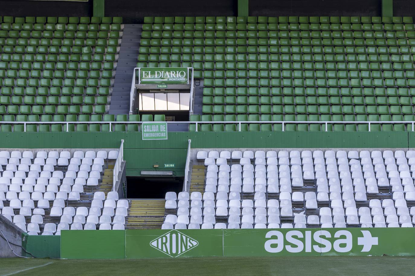 Imagen secundaria 1 - Actual estado de los asientos y vestuarios de los Campos de Sport.