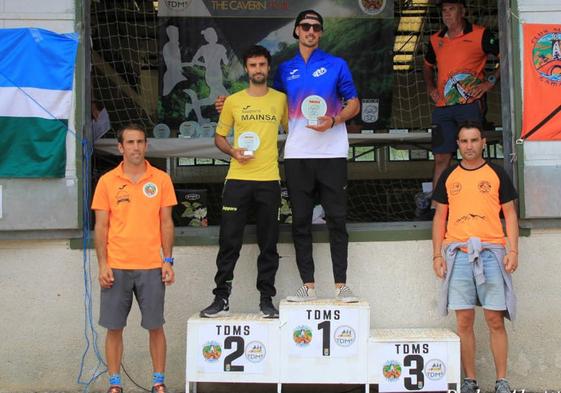 Héctor Sánchez, ganador del circuito, junto a Alberto Pérez, segundo en la clasificación. El tercero fue Jonathan Arobes, pero no subió al podio.