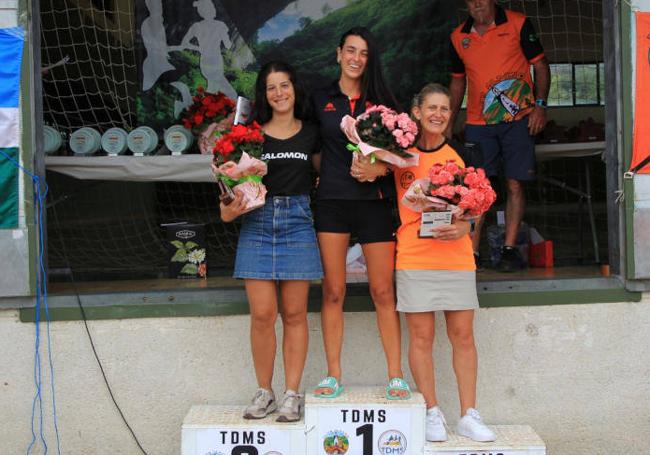 La ganadora en Sámano, Olga Corral, con Silvia Colino (Derio) y la veterana Carmen Gutiérrez (El Astillero).