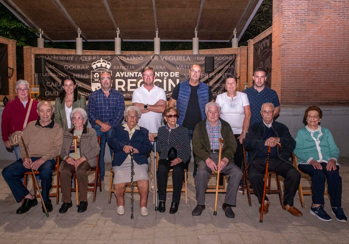 Homenajeados y familiares, junto a representantes municipales.