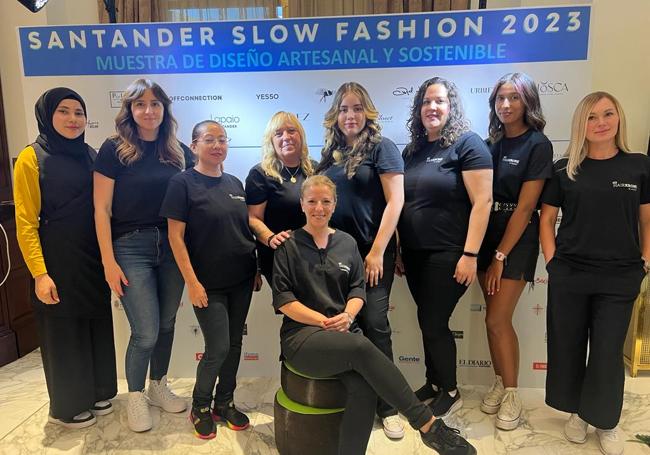 El equipo de maquilladores y peluqueros de la Academia Hairkrone de Santander. De izquierda a derecha, Sidra Alaloush, Sara De la Fuente, Luz Delly Martínez, María Azucena Jiménez, Pilar Posada, Isaura Juliana Patiño, Sofia Beatriz Bruhnke, Andrea Abaga, Iryna Yezhkun.