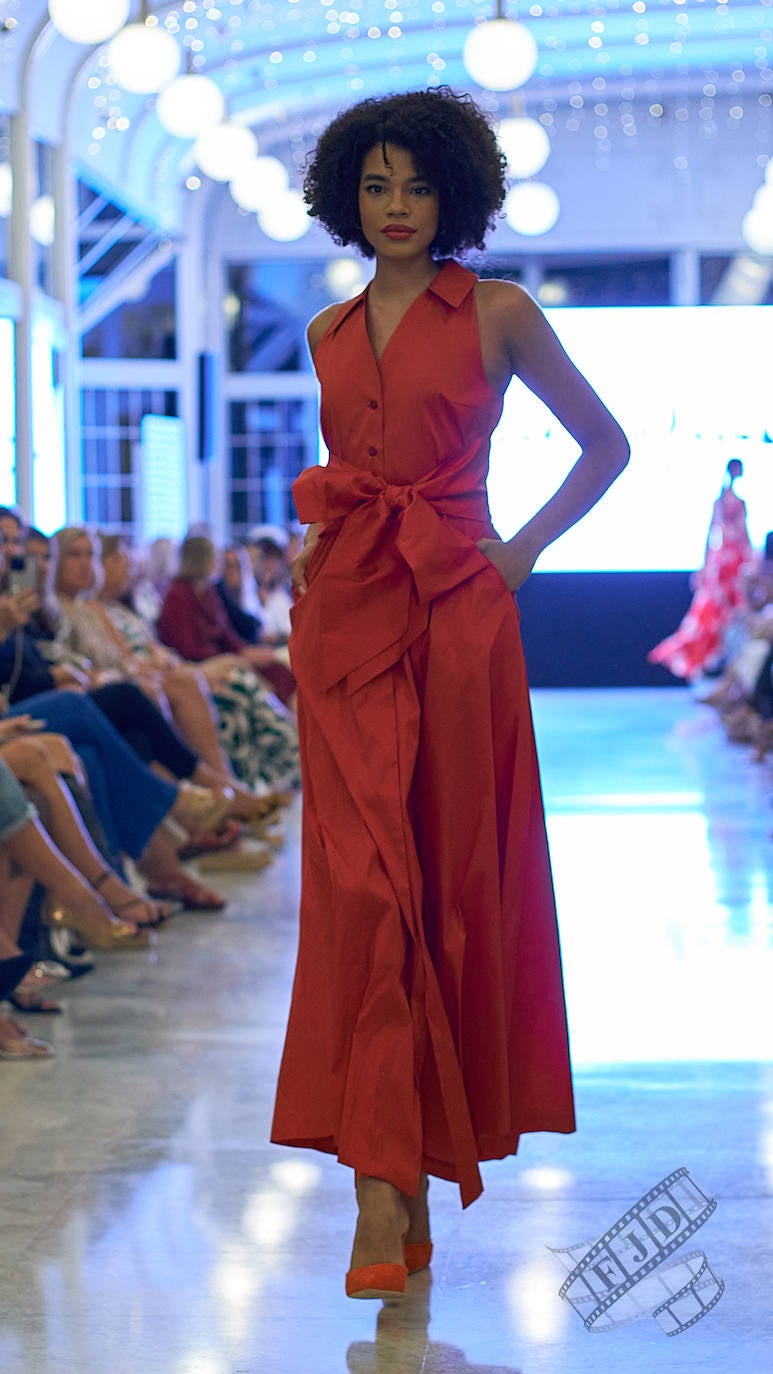 La modelo Caterina Castaño con vestidode 'Ángel Iglesias' (Castilla y León).