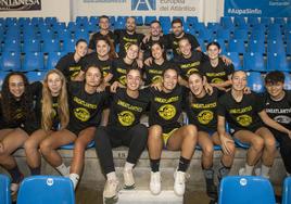 El cuerpo técnico formado por Álvaro Manso, Sergio Barquín, Dani González y Rubén Carvajal junto a la plantilla amarilla: Aldara Valles, Alejadra Alonso, Andrea Pellón, Carlota González, Caterina Benedetti, Celia Blanca, Daniela Jerónimo, Elena San José, Emma Fanjul, Isaura Menin, Leire Parra, Marian Mera, Matilde Tisato y Rocío Parra.