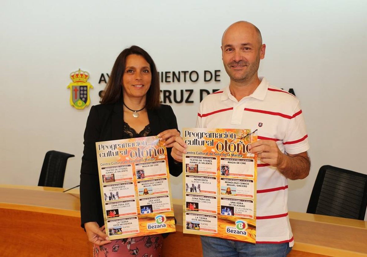 La alcaldesa, Carmen Pérez, junto al concejal de Cultura, Javier Ruiz, en la presentación del programa de espectáculos del centro cultural de Soto de la Marina.