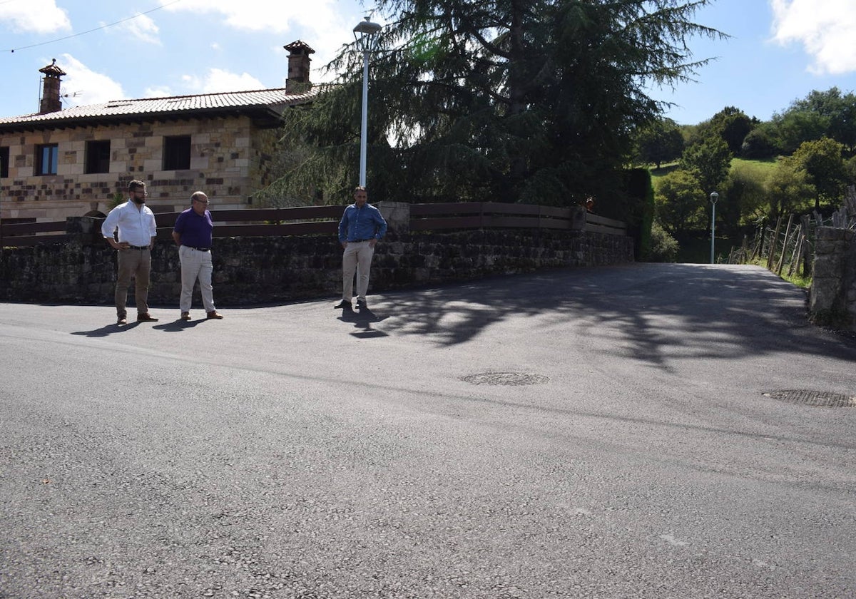 El alcalde de Piélagos, Carlos Caramés, ha visitado el lugar, acompañado del concejal de Obras, César Blanco, y el alcalde pedáneo, José Manuel Alegría.