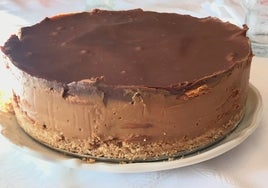 Una más que apetecible tarta de chocolate y galletas.