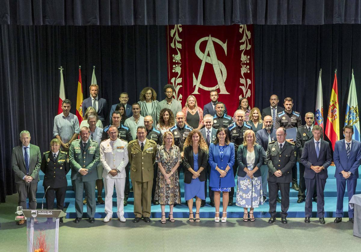 Foto de familia con representantes institucionales y miembros de las Fuerzas y Cuerpos de Seguridad del Estado en el Paraninfo de la Magdalena.