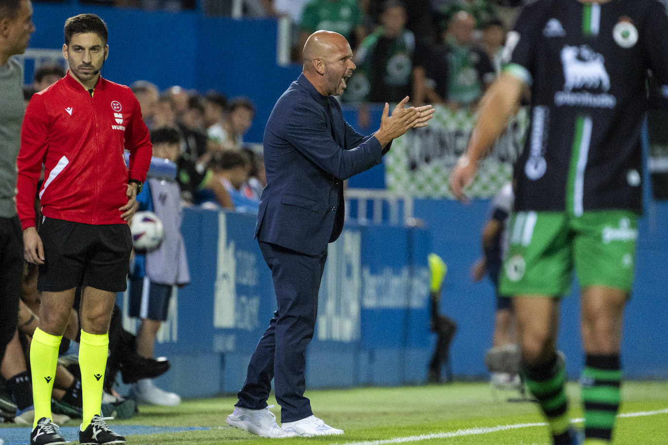 José Alberto imparte instrucciones desde la banda.