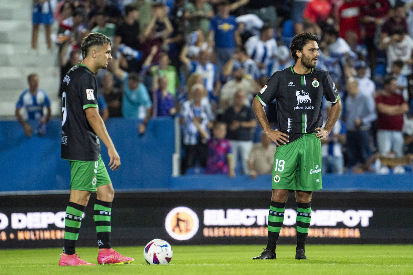 Arana y Grenier sacan de centro tras el segundo gol del Leganés.