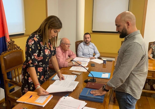 El socialista Sergio Ceballos, que ya fue edil en la pasada legislatura, tomó este jueves posesión de su acta de concejal tras la renuncia de la anterior en la lista.