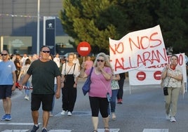 Vecinos protestan contra las últimas medidas del Ayuntamiento, este viernes, durante la manifestación convocada en la localidad a lo largo de la Avenida de Bilbao.