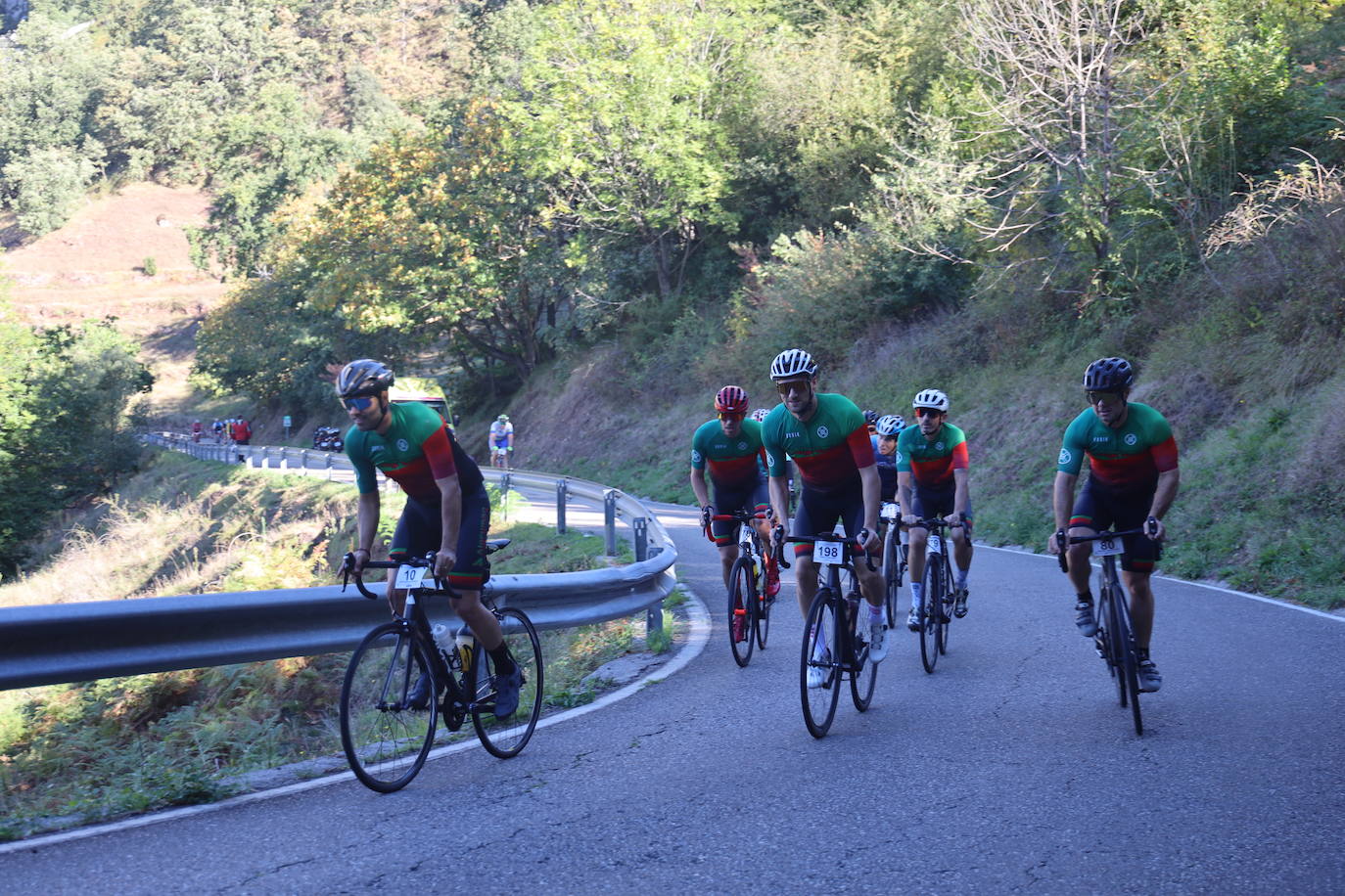 Además de los ciclistas que participaron de forma individual, otros fueron bajo la disciplina de un equipo. 